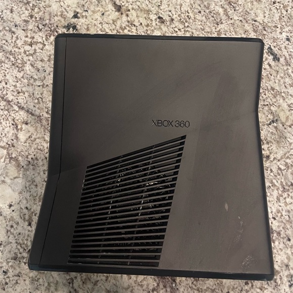 Xbox 360 4GB Kinect Bundle. Xbox 360 console, Kinect adapter, 2 wireless remotes - Picture 9 of 14